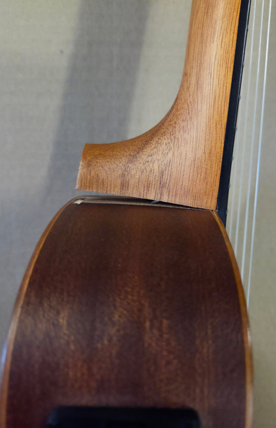 Luna Uke Vintage Mahogany Concert - ukulele koncertowe z preampem - Uszkodzone