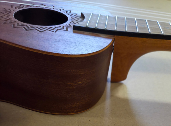 Luna Uke Vintage Mahogany Concert - ukulele koncertowe z preampem - Uszkodzone